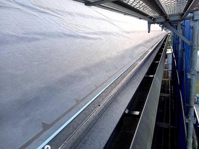 屋根カバー工事の軒先部分への「改修用一体唐草」取り付け工程