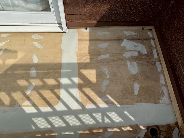 雨漏り修理のためのベランダ防水工事のドレン増設工程