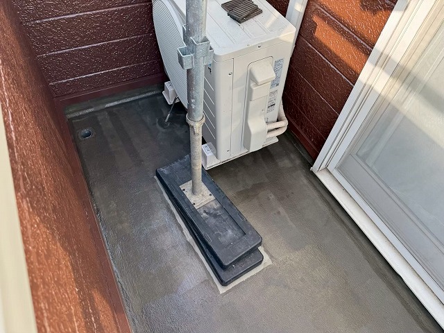 ベランダ防水修繕工事のプライマー塗布工程