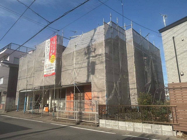 屋根葺き直し工事の足場設置工程