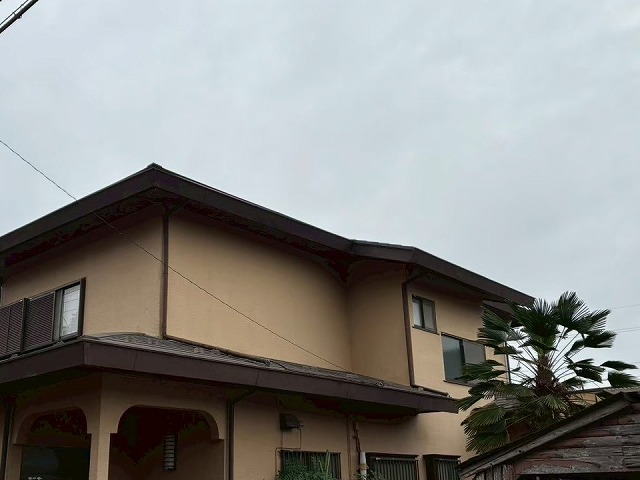 雨樋の水漏れ調査を行う住宅の外観