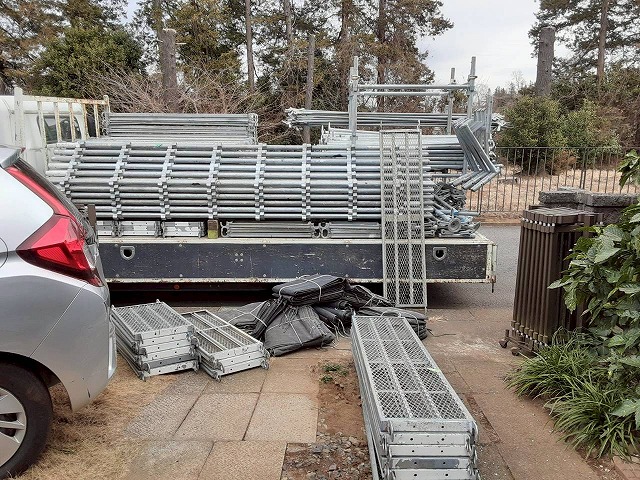 雨樋交換工事の足場設置工程