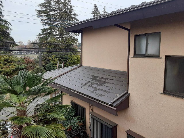 金属屋根の現場調査を行う住宅の外観