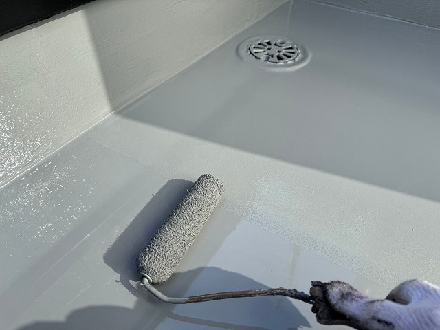 ウレタン塗膜防水メンテナンスのウレタン防水材2回目の塗布状況