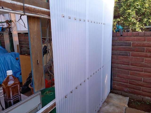 カーポート波板張り替え工事で壁部に白色のポリカ波板施工