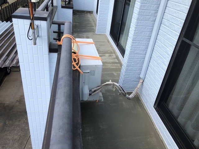 ベランダ防水メンテナンス下地処理工程が完了した状況