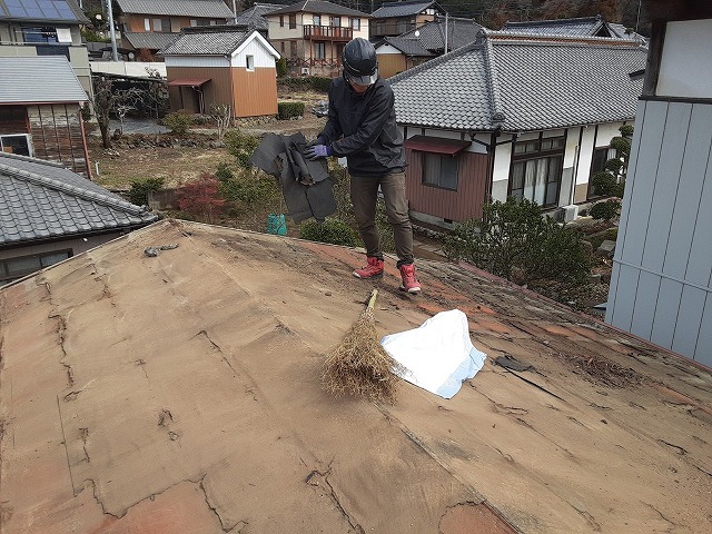 屋根葺き替え工事でセメント瓦を取り外した後の下地清掃