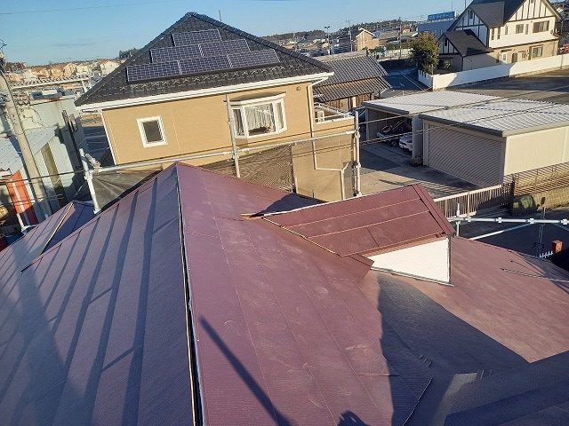 屋根カバー工法リフォームの金属屋根本体施工が完了