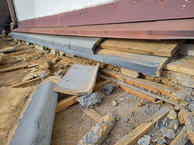 屋根葺き替え工事で下屋根の雨押え板金下の瓦解体状況