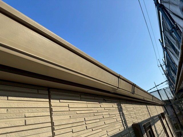 アパート建物塗装工事の雨樋や鼻隠しに対する塗装が完了