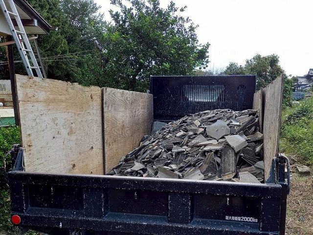 屋根葺き替え工事で取り外したセメント瓦を産業廃棄物運搬車へ積み込み