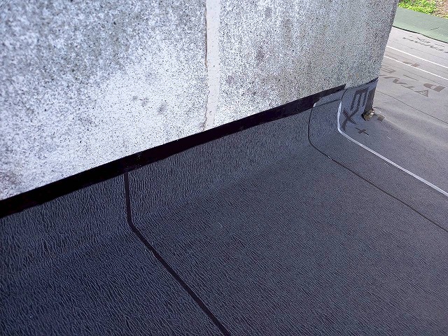 下屋根と外壁との取り合い部の防水シートを立ち上げて防水テープに貼り付け
