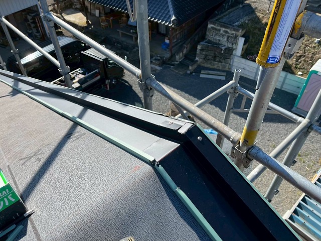屋根頂上部の捨て水切り納まり