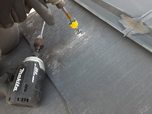 パッキン付きビスをしっかりと締めます