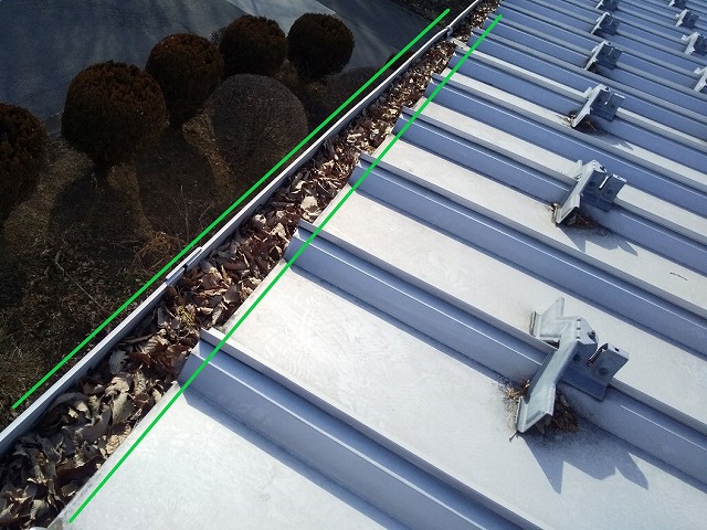 雨樋のゴミ詰まり 工場金属屋根