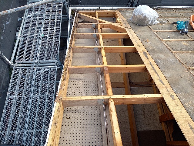 屋根下地交換工事ビフォー