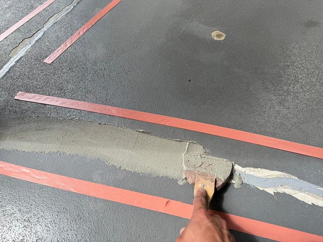 アパート共用部の床面のひび割れにポリマーセメントモルタルで補修