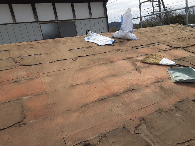 屋根葺き替え工事でセメント瓦を取り外した後の清掃が完了
