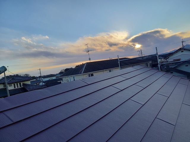 屋根カバー工法リフォームの「スーパーガルテクト」本体葺きが完了