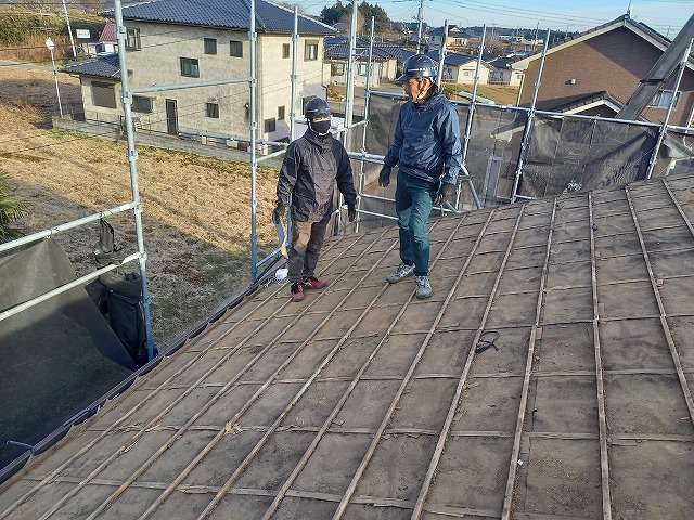 屋根葺き替え工事で既存棟部や平部セメント瓦の撤去が完了