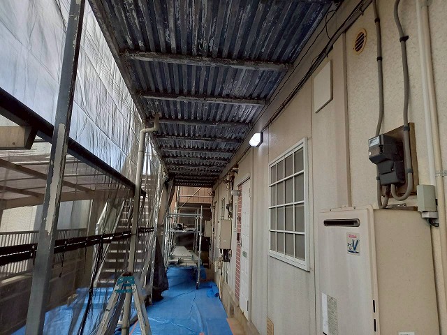 アパート鉄骨階段および鉄骨廊下塗装工事のケレン処理工程が完了