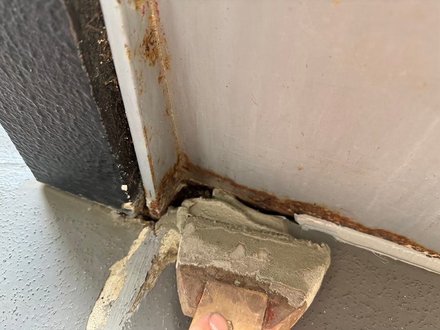 防水メンテナンス前にポリマーセメントモルタルでひび割れ補修を行っている様子