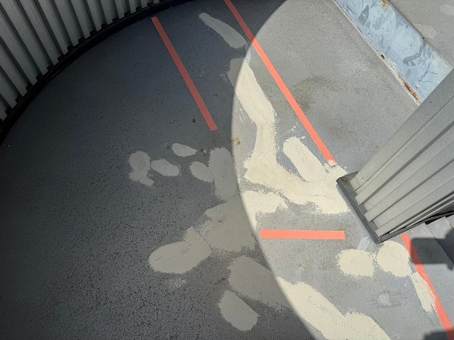 アパート階段踊り場のひび割れ補修が完了