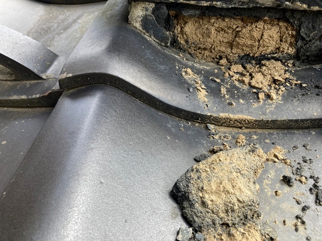 屋根のトラブル 屋根しっくい剥がれ