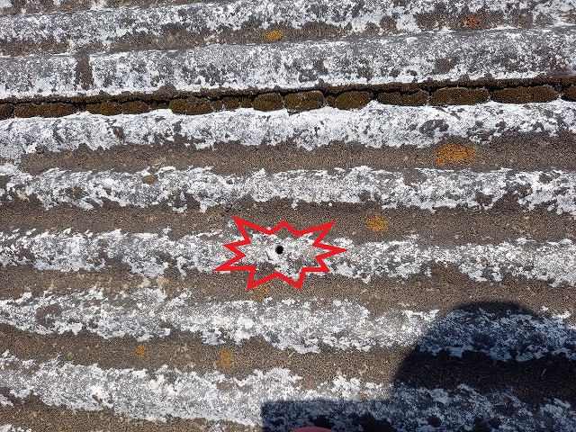 石綿スレート屋根に穴