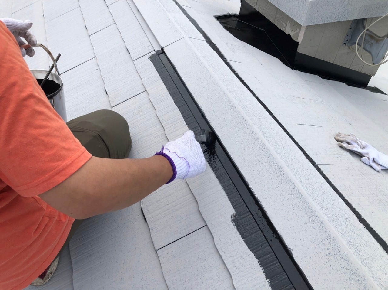 刷毛を使って中塗り作業