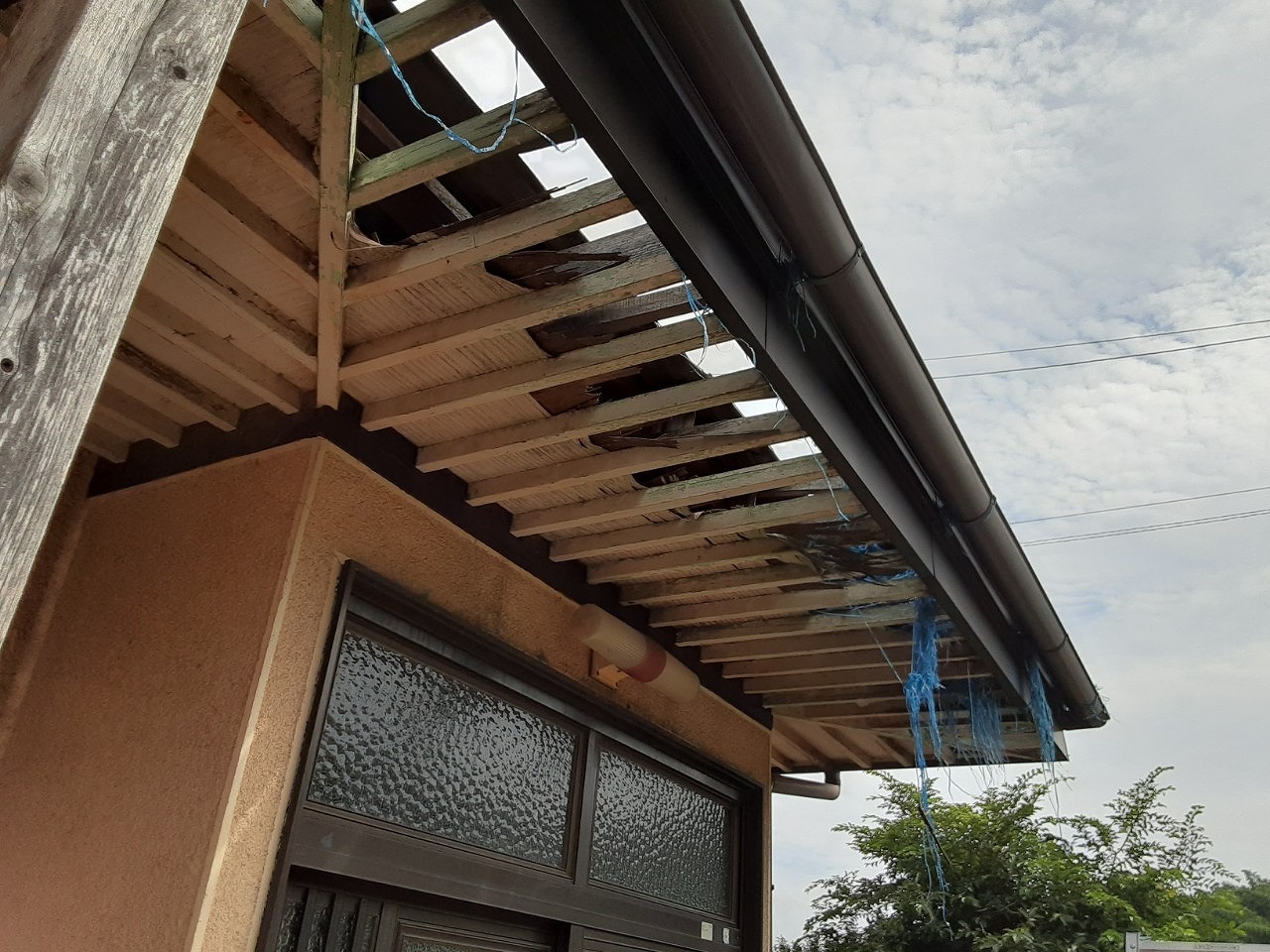 屋根材がなくなっています