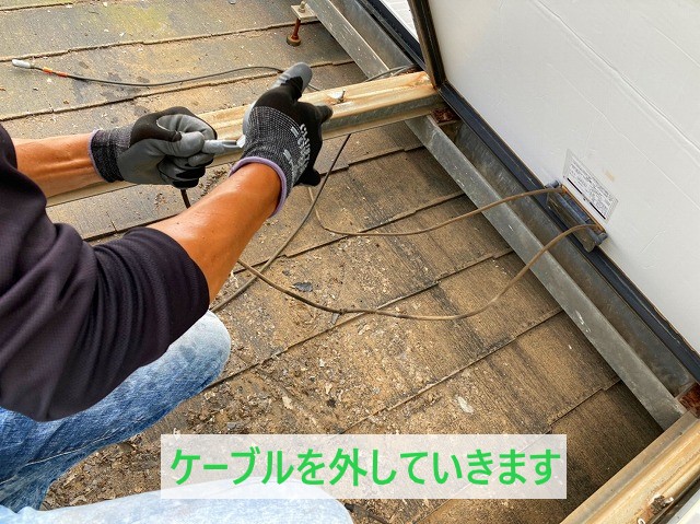 太陽光パネルのケーブル外し