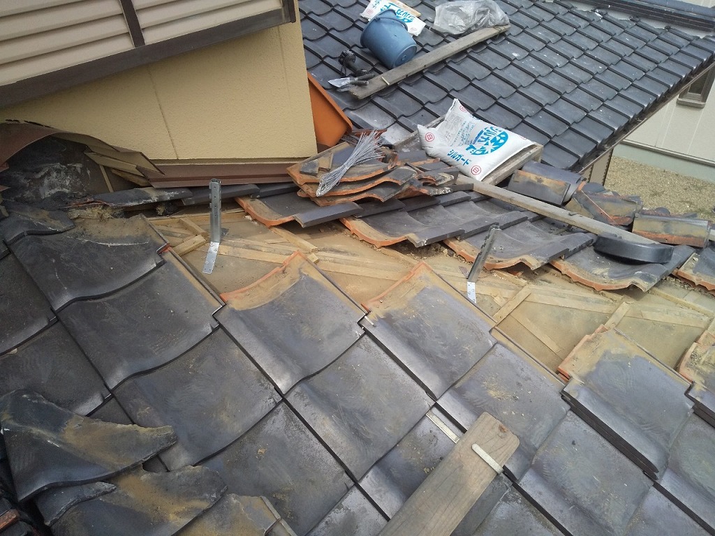 下屋根の隅棟解体後の清掃後の様子