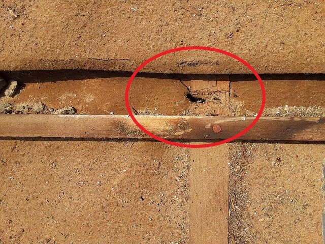 防水シートの穴