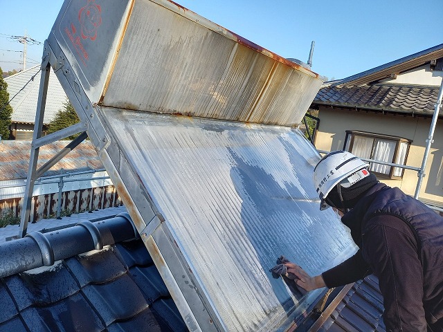 太陽熱パネルの洗浄手作業