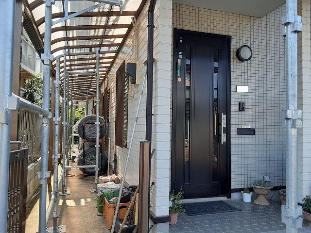 アルミ庇屋根の足場