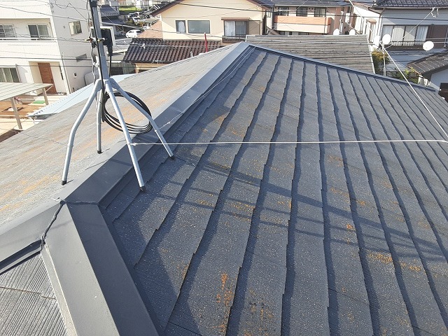 コロニアル屋根の棟板金にさまざまな劣化症状を確認した現場調査