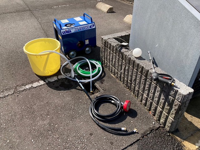 高圧洗浄作業で用いるコンプレッサーやバケツ、ホースなど
