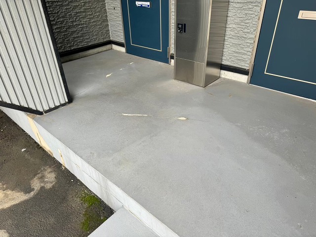 アパートの防水メンテナンスを行う床面への高圧洗浄が完了した状況