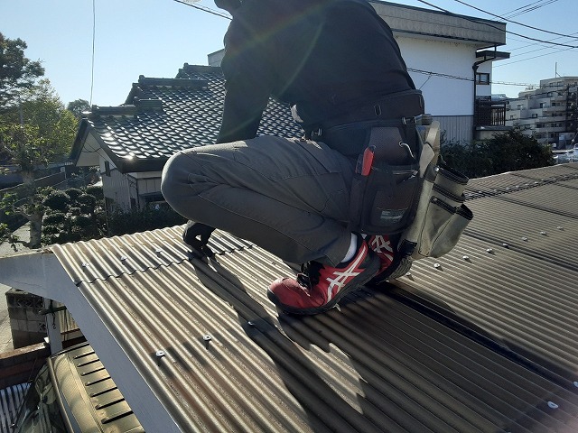 波板張り替え工事で既存の波板屋根の撤去