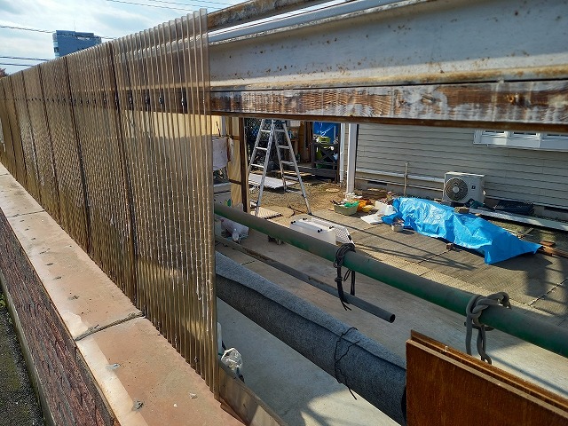 カーポート外壁の塩ビ波板の一部を取り外した状況