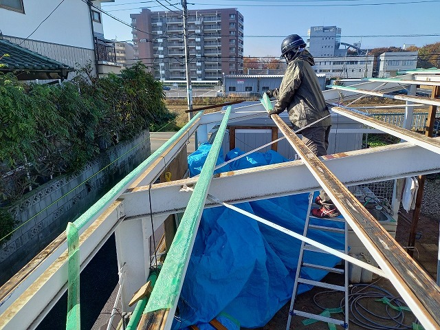 住宅カーポートのポリカ波板の下地に施した雨養生を除去