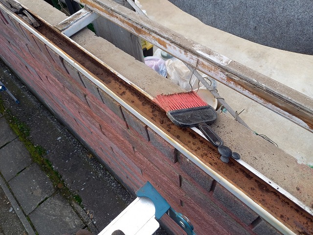 カーポート波板張り替え工事でレンガ塀天端の鉄骨下地の清掃状況