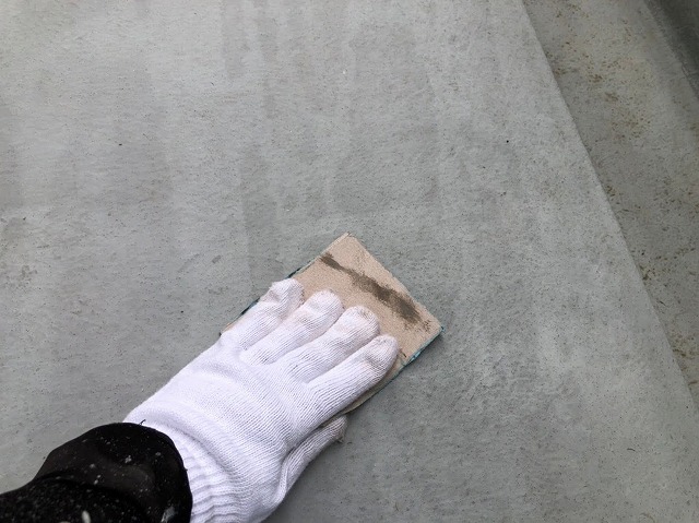 FRP防水トップコート塗り替えメンテナンスのサンドペーパーによるケレン