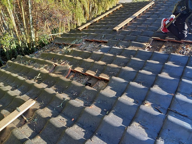 倒木による損傷を受けた住宅屋根の解体前の状況