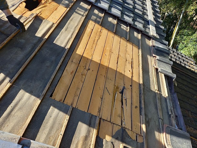 屋根葺き直し工事で損傷を受けた防水シートを取り除いた状況