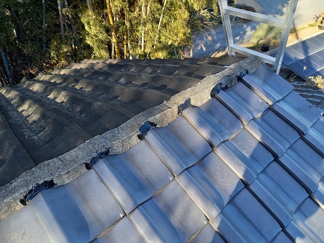 住宅屋根のなんばん仕上げの棟と屋根との取り合い部にコーキング