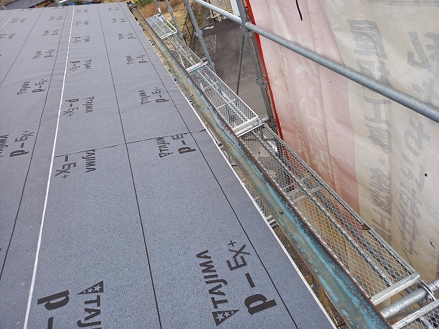 屋根葺き替え工事で軒先側からルーフィング敷き込み施工