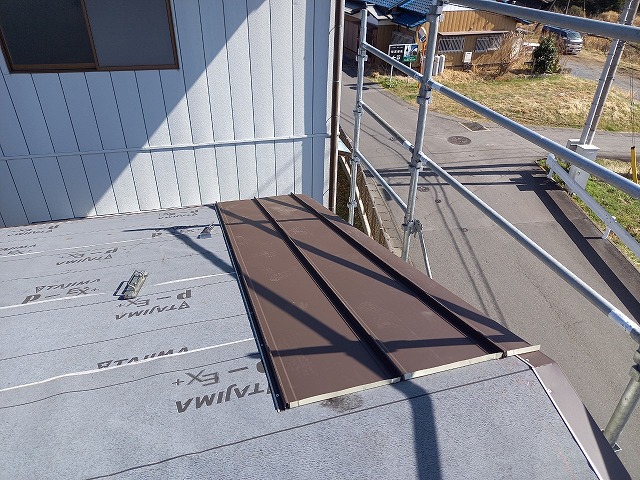 立平葺きによるエスジーエル鋼板屋根「デコルーフ」の施工状況