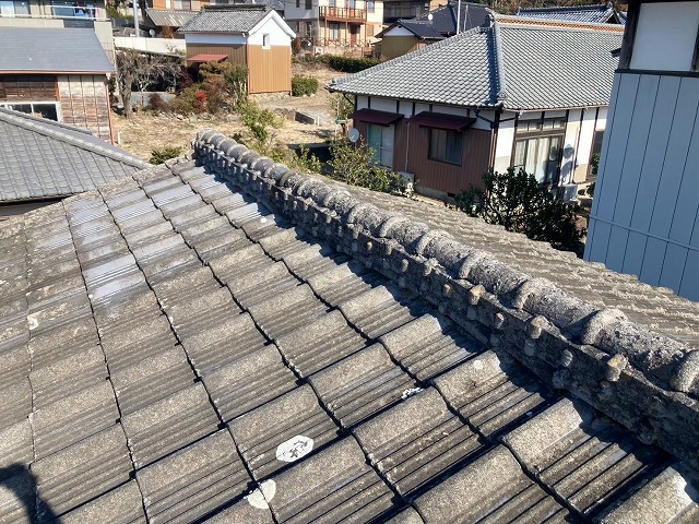 地震の影響で破損が生じたセメント瓦屋根の葺き替え工事を行う前の状況